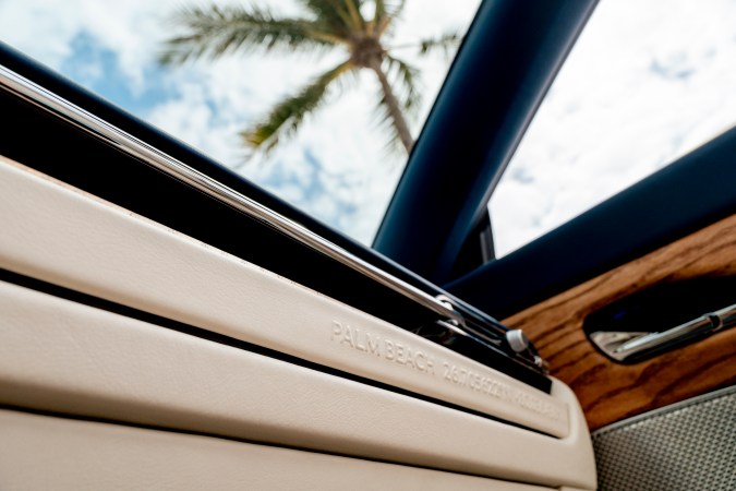 Aston Martin DB12 Volante Palm Beach Edition tiene acabados unicos.