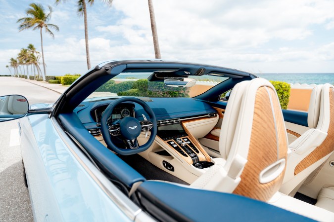 Aston Martin DB12 Volante Palm Beach Edition tiene una inspiración en las playas de Florida.