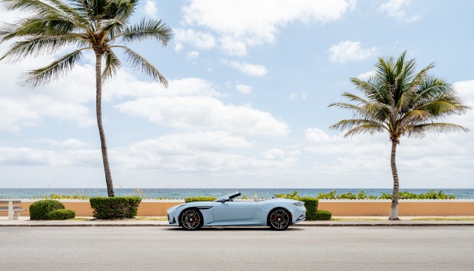 Aston Martin DB12 Volante Palm Beach Edition irradia un gran lujo.