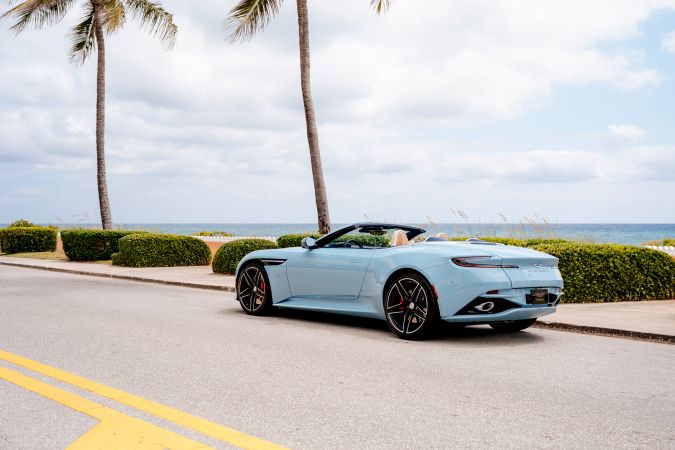 Aston Martin DB12 Volante Palm Beach Edition tiene inspiración en el azul del océano.