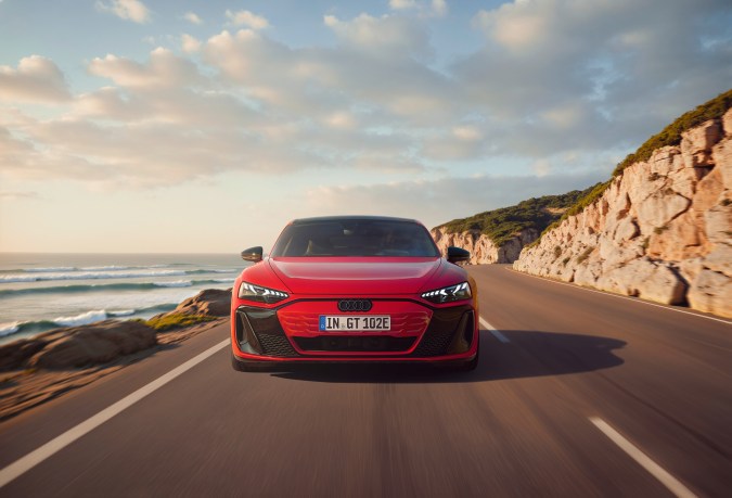 Audi e-tron GT quattro 2026 tiene detalles diferentes a los otros e-tron GT.