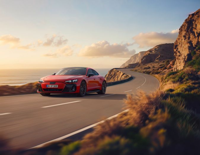 Audi e-tron GT quattro 2026 tiene una potencia base de 496 caballos de fuerza.