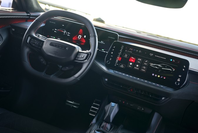 Dodge Charger Daytona 2026 tiene diferentes modos de conducción.