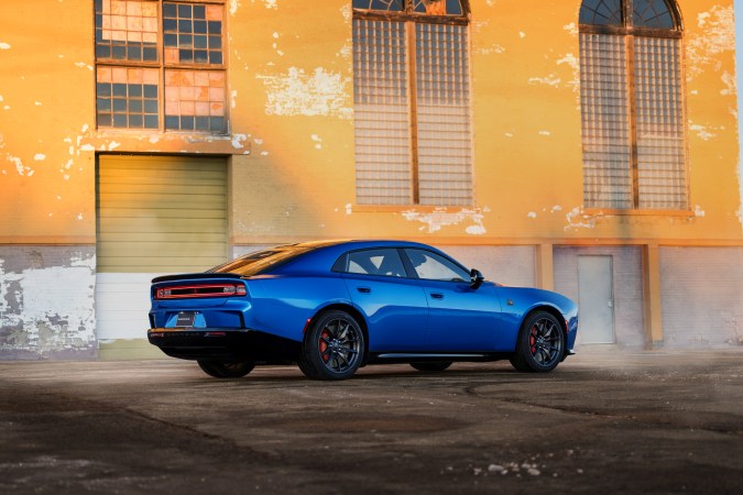 Dodge Charger Daytona 2026 tendrá versión cupé y sedan.