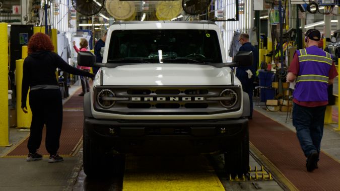 Ford retira autos por fallos en cámaras de reversa