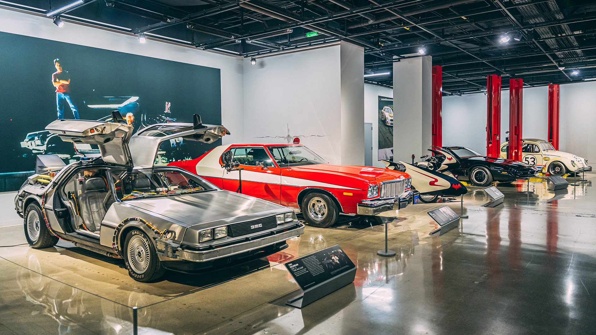 DeLorean y Skyline GT-R en exhibición retro