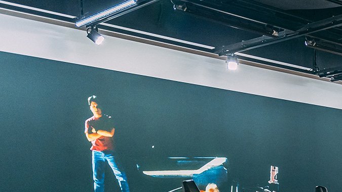 DeLorean y Skyline GT-R en exhibición retro