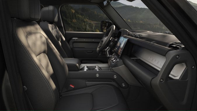 Land Rover Defender 2026 añade más comodidad en su interior.