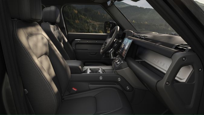 Land Rover Defender 2026 añade más comodidad en su interior.
