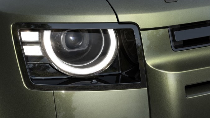 Land Rover Defender 2026 tiene un nuevo diseño en los faros delanteros.