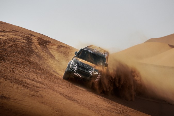 Land Rover Defender Dakar D7X-R tiene grandes habilidades todoterreno.