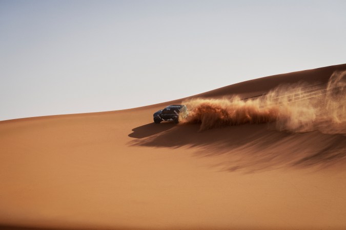 Land Rover Defender Dakar D7X-R está en etapas de pruebas en el desierto de Sahara.