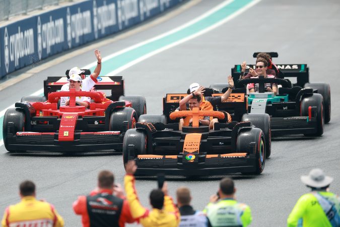 Drivers Parade en el GP Miami 2025 con monoplazas F1 Lego.