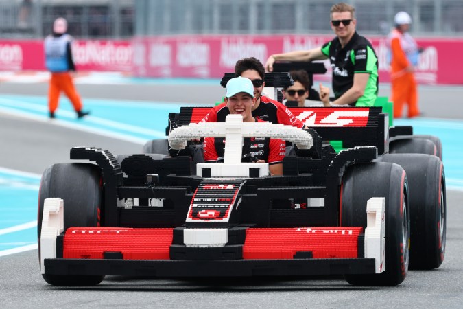 Equipo Haas F1 Lego.