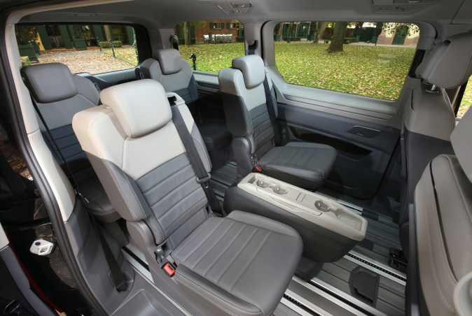 Interior del nuevo auto del Papa León XIV