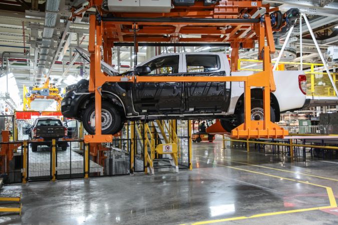 Ford retira 1 millón de autos por falla en cámara de reversa