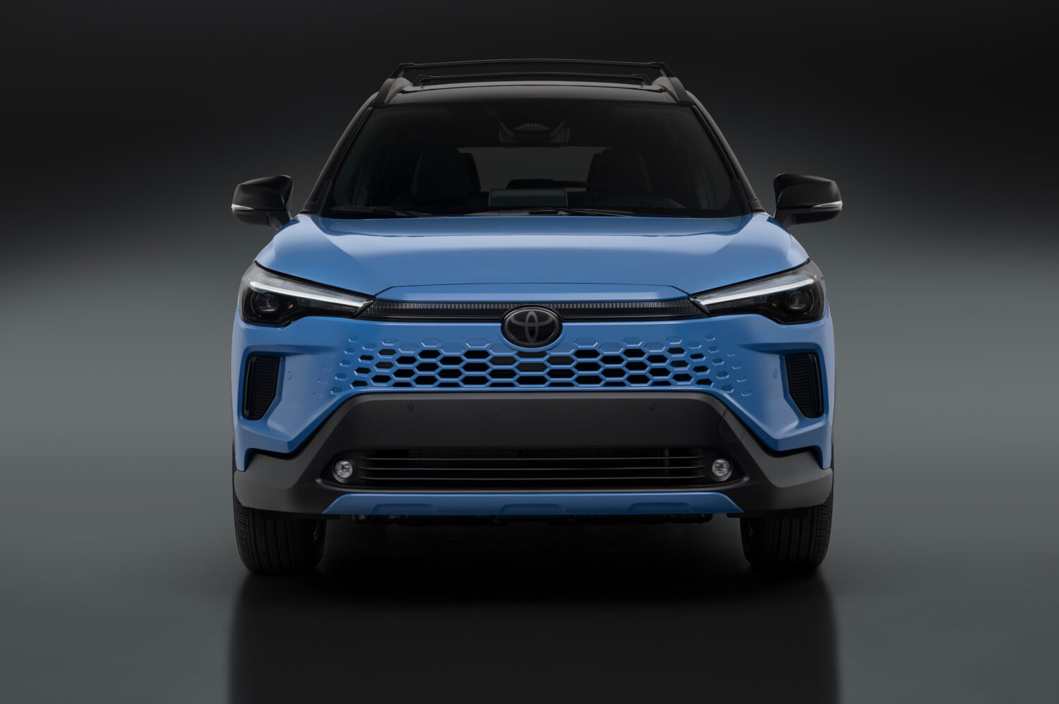 Toyota Corolla Cross 2026 tiene diferentes parrillas para el híbrido y gasolina.