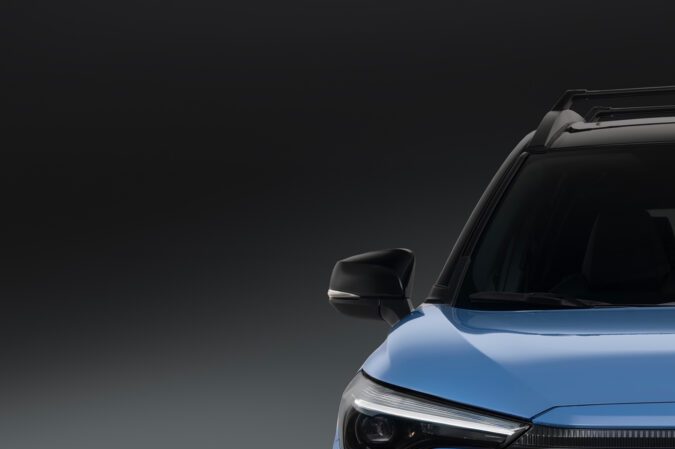 Toyota Corolla Cross 2026 tiene diferentes parrillas para el híbrido y gasolina.