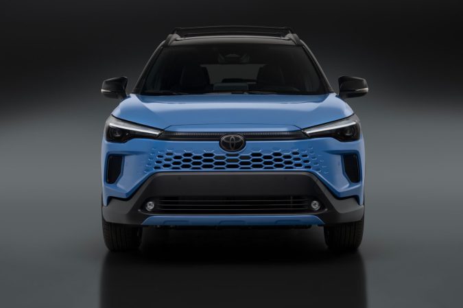 Toyota Corolla Cross 2026 tiene diferentes parrillas para el híbrido y gasolina.