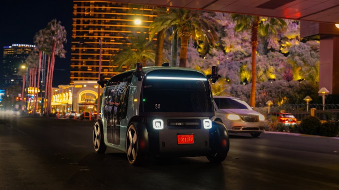 Robotaxi Zoox en una calle de Las Vegas