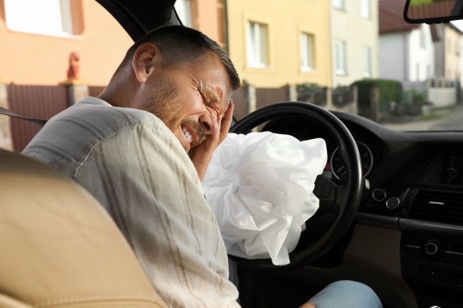 Los airbags salen con fuerza lo que pueden producir golpes fuertes a la persona.