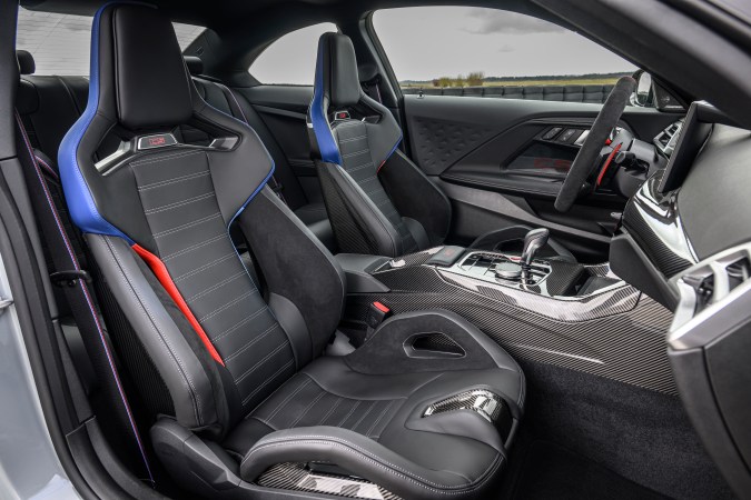 BMW M2 CS 2026 tiene un interior con elementos como Alcantara y fibra de carbono.