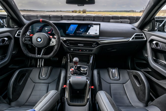 BMW M2 CS 2026 tiene un interior enfocado en la conducción.