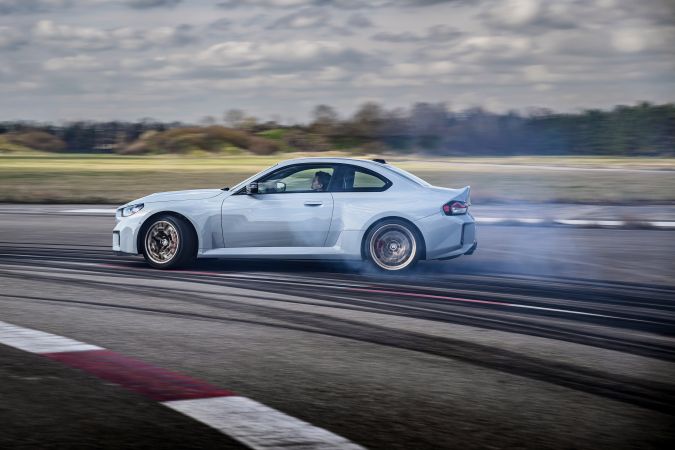 BMW M2 CS 2026 tiene una gran conducción para pista.
