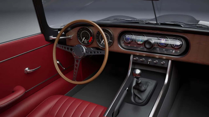Callum Jaguar E-Type Restomod Concept conserva gran parte del interior al estilo original.