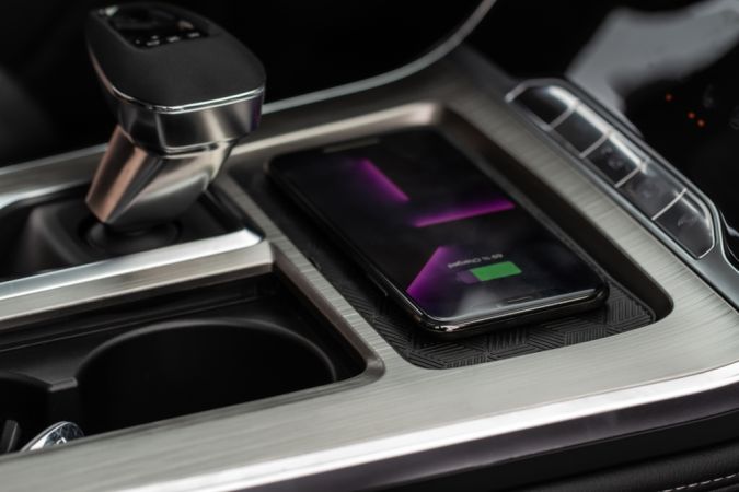 Cargar el celular en el auto: ¿Buena o mala idea?