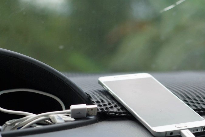Cargar el celular en el auto: Riesgos y soluciones