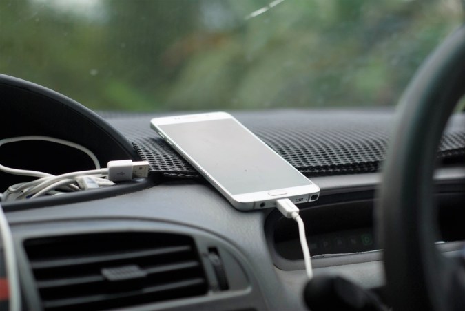 Cargar el celular en el auto: Riesgos y soluciones