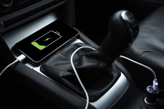 ¿Es seguro cargar el celular con el auto apagado? Descúbrelo aquí