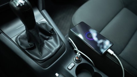 Errores comunes al cargar el celular en el auto