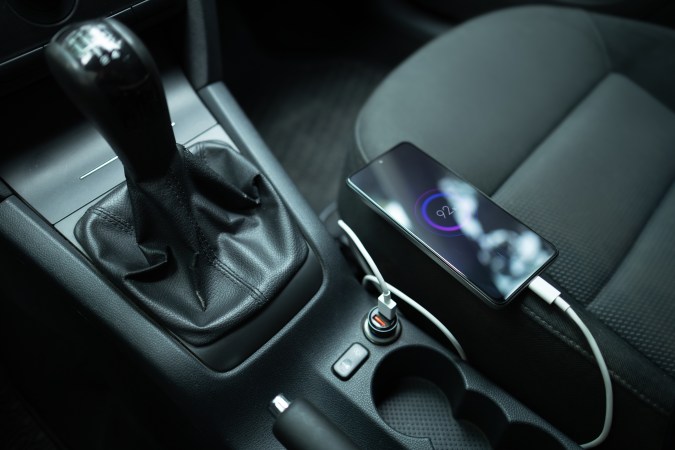 Errores comunes al cargar el celular en el auto