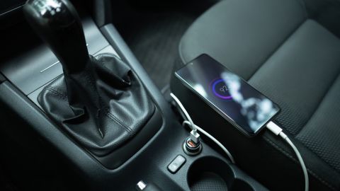 Errores comunes al cargar el celular en el auto