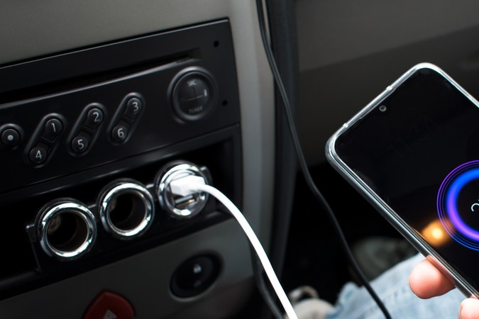 Guía para cargar tu celular en el auto de forma segura