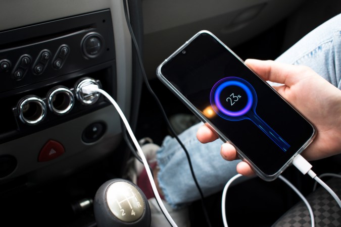 Guía para cargar tu celular en el auto de forma segura