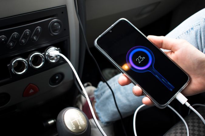 Guía para cargar tu celular en el auto de forma segura