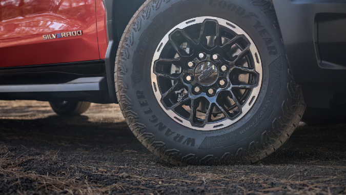 Chevrolet Silverado EV Trail Boss 2026 tiene neumáticos todoterreno de alto rendimiento.