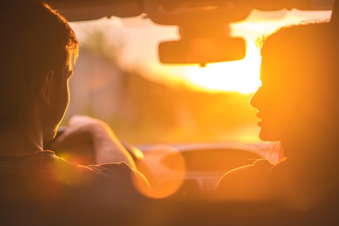 por qué es peligrosa la luz del sol para el conductor