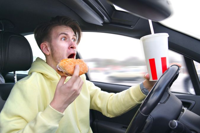 comer mientras conduces