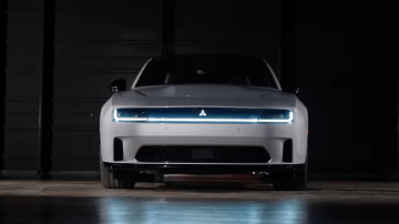 Dodge Charger Daytona 2025 tiene dos versiones, la R/T y Scat Pack.