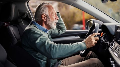 cuál es la edad máxima para conducir en California