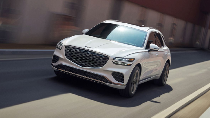 La Genesis GV70 2026 viene en varias versiones tanto de gasolina como eléctrica.