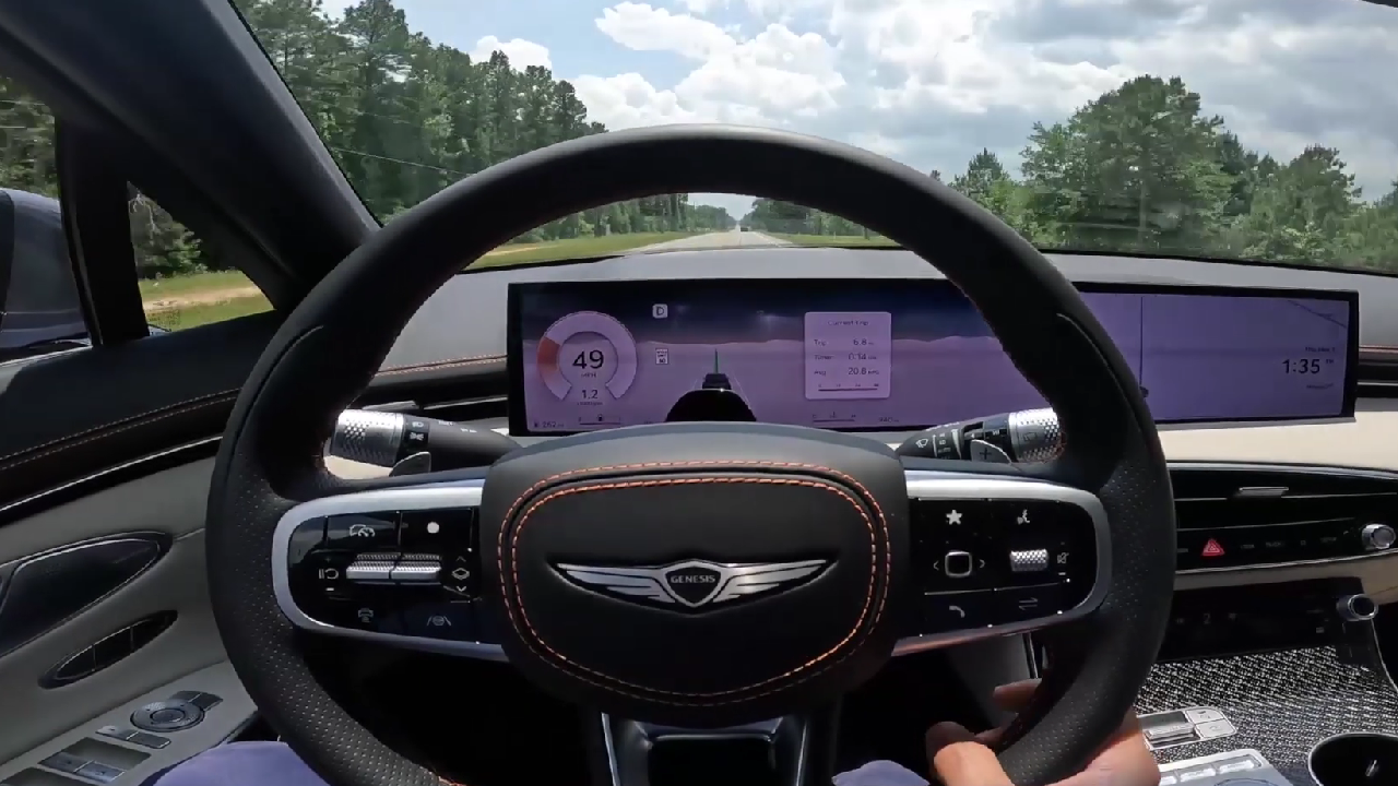 La Genesis GV70 2026 tiene un buen sistema de conducción sin manos.