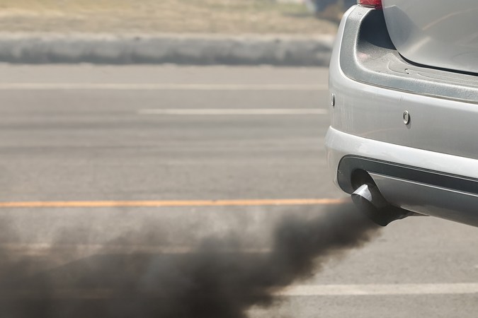 Humo negro saliendo por tubo de escape