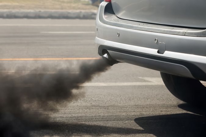 Humo negro saliendo por tubo de escape