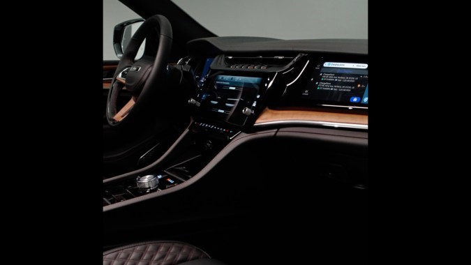 Jeep Grand Cherokee 2026 actualizó todo el interior de la SUV.