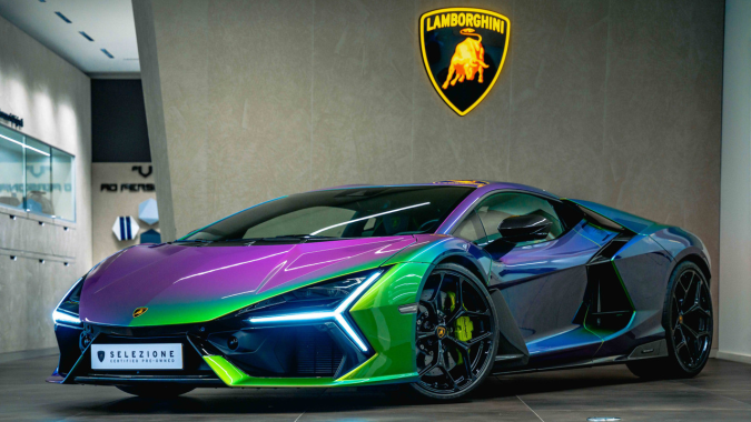 El Lamborghini Revuelto tiene un precio base de $608,000 dólares.